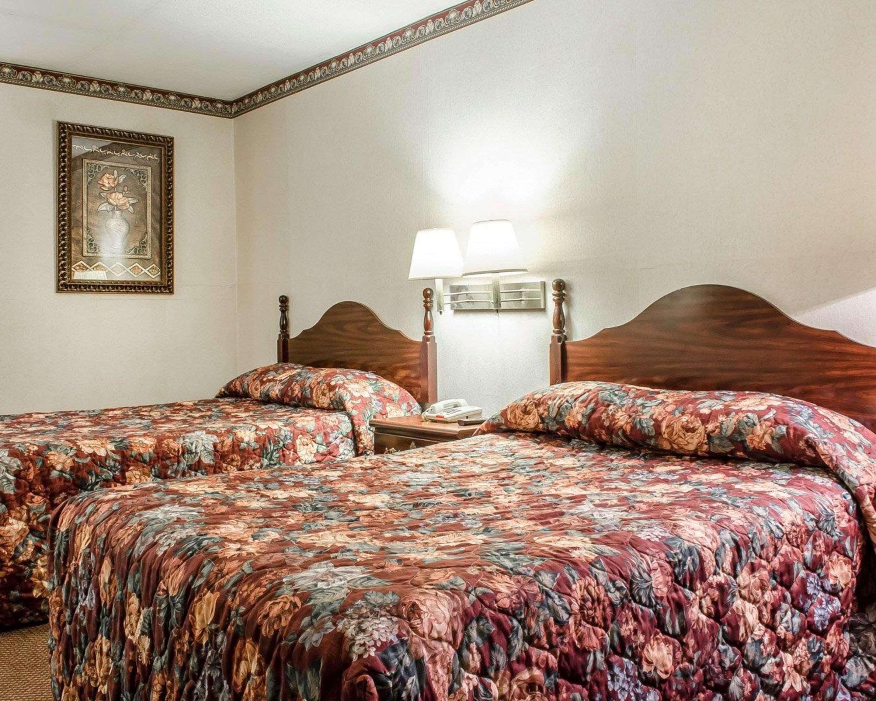 Econo Lodge *